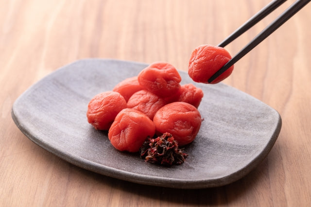 日焼け止めを食べる？鮭と梅干しが最強の味方に。いつでも買える食材で、内側から紫外線を跳ね返す。
